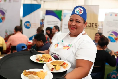 María Carranza sirve alimentos como parte del proyecto de seguridad alimentaria Manos que Alimentan este 28 de abril de 2026.