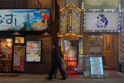 Una "sala voyeur" en el barrio rojo de Kabukicho, epicentro de la vida nocturna en Tokio y vinculado durante años a la Yakuza japonesa.