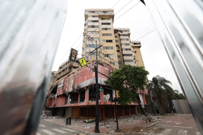 La estructura luce en mal estado debido al incendio y robos.