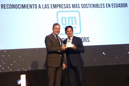 Representantes de General Motors Ecuador en la entrega del reconocimiento regional.