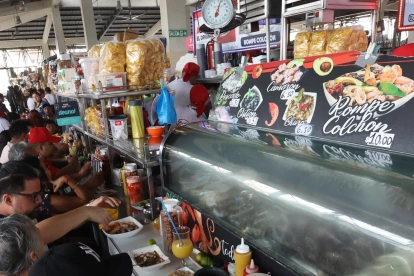 Los ventiladores dañados y el mal estado de los pisos generan incomodidad en uno de los mercados más concurridos del norte de la ciudad.