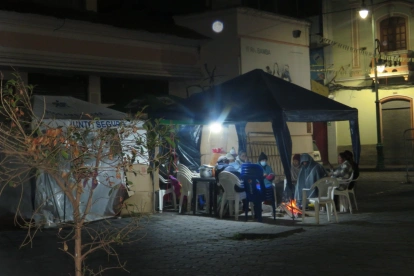 Los comerciantes del mercado La Merced continúan organizando turnos y durmiendo en carpas durante las noches para impedir el ingreso de maquinaria al recinto.