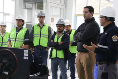 El exministro de Energía, Roberto Luque (der.), junto a su entonces asesor Peter Dreher (centro), en mayo de 2024.