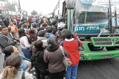 Movilidad. En Carapungo, decenas de personas abordaron un bus interparroquial, ante el paro de los urbanos.