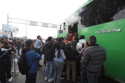 La falta de buses en la mañana del 5 de mayo de 2026, provocó un caos en la movilidad en Quito.