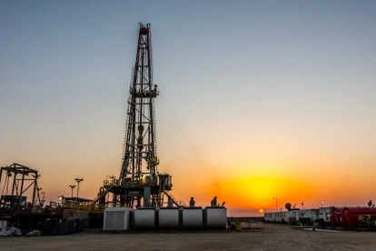 El proceso de fracking es es una técnica para extraer petróleo o gas que consiste en inyectar agua, arena y químicos a muy alta presión en formaciones de roca profunda para fracturarlas.