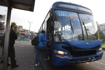 Pasajeros retoman sus actividades en medio de incertidumbre por tarifas de transporte