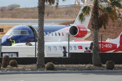 Un avión ambulancia se prepara en la pista para trasladar a los pacientes afectados por hantavirus, tras su evacuación del crucero.