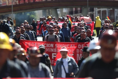 Integrantes de la Central Obrera Boliviana (COB) participan en una protesta contra la gestión del Gobierno este martes, en La Paz (Bolivia).