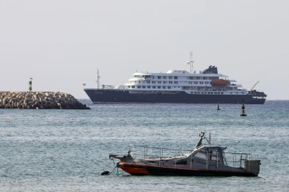 El crucero holandés MV Hondius (al fondo) está anclado frente a la costa de la ciudad de Praia, en la isla de Santiago, Cabo Verde, el 4 de mayo de 2026.