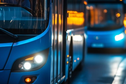 Referencial. El conductor es grabado mientras lleva al bebé en el volante del bus en Quito.