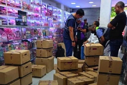 Entre lo incautado en el sector de La Bahía, en Guayaquil, había cosméticos y dispositivos médicos sin certificación sanitaria obligatoria.