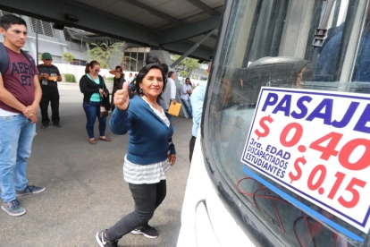 Usuarios del transporte urbano en Guayaquil abordan una unidad, en medio del debate por el nuevo esquema de pasajes diferenciados propuesto por el Municipio.