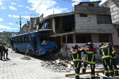 El bus se impactó contra una vivienda y alcanzó al joven que llegaba de su trabajo.