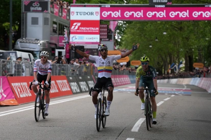 Jhonatan Narváez (c) competirá en el Giro de Italia 2026.