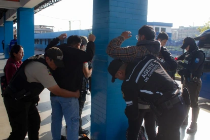 Operativos en Trolebús y Ecovía permitieron decomisar armas, drogas y licor en abril de 2026.