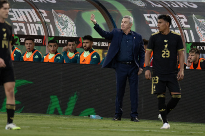 El seleccionador mexicano Javier Aguirre pone mano dura al Tri.