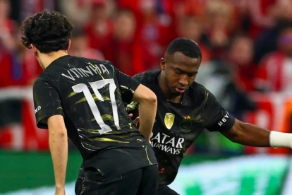 Willian Pacho (d.) durante la semifinal de vuelta de la Champions League ante el Bayern Munich.