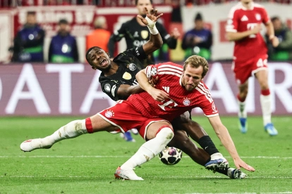 Willian Pacho y la pelea todo el partido ante Kane del Bayern.
