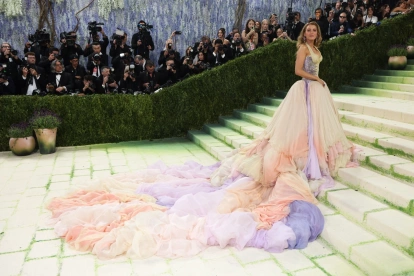 La Met Gala reafirmó su poder como vitrina cultural, donde la moda, el maquillaje y las celebridades se unen para crear tendencias que trascienden la alfombra roja.