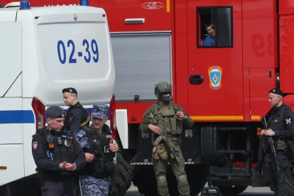 Agentes de policía hacen guardia cerca de la Plaza Roja en Moscú, Rusia, el 7 de mayo de 2026.