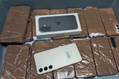 El viajero portaba 40 celulares en su cuerpo. Pretendía ingresar al aeropuerto de Guayaquil.