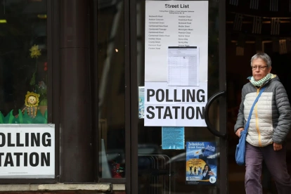 Una votante sale de un colegio electoral durante las elecciones locales en Londres, Gran Bretaña, el 7 de mayo de 2026.