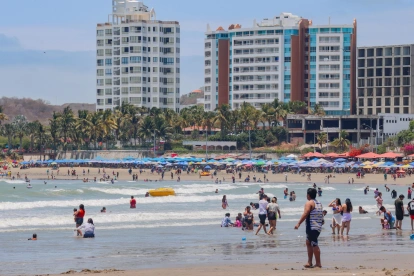 Turistas y familias aprovechan el feriado en la playa de Salinas, uno de los destinos más visitados durante los fines de semana largos en Ecuador.