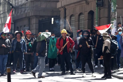 Manifestantes se enfrentan con la policía al intentar llegar a la sede de la Presidencia de Bolivia, este miércoles en La Paz (Bolivia).