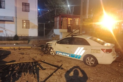 El patrullero se impactó contra una pared y con las motos que estaban estacionadas.