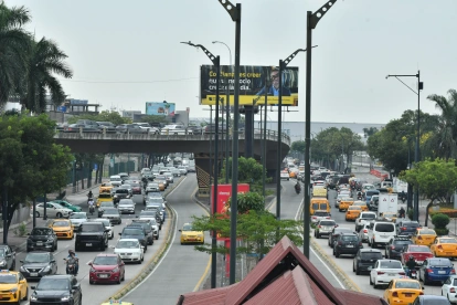 El tráfico colapsa en las principales arterias de Guayaquil