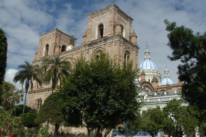 Cuenca destaca como la ciudad más bonita y segura de Ecuador por su calidad de vida, turismo, limpieza, gastronomía y planificación urbana.