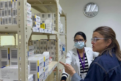 La vicepresidenta María José Pinto, cuando era también ministra de Salud, en la farmacia del Centro de Salud de Catamayo, en febrero 2026.