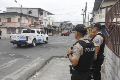 Referencial.Agentes de la Policía Nacional resguardan la zona tras el incidente con explosivos en Guayaquil