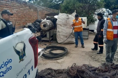 Los cables estaban ocultos entre material de reciclaje. El propietario no pudo justificar su origen.