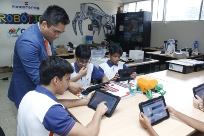 La institución educativa aplicará sanciones a los estudiantes por el uso indebido de celulares y tabletas.