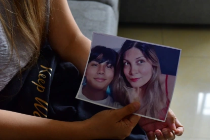 Tristeza. La madre de familia muestra una foto junto a su hijo Rick. El adolescente decidió quitarse la vida por sufrir bullying homofóbico, denuncia su madre.