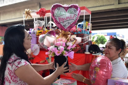 Guayaquileños compran arreglos florales y detallitos para sus mamás.
