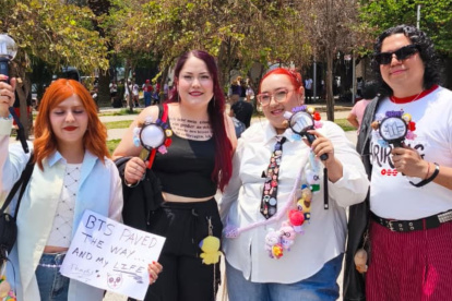 Fanáticos de BTS a su llegada al estadio GNP en México.