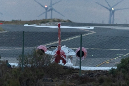 El avión ambulancia que traslada a dos personas contagiadas de hantavirus en el crucero MV Hondius desde Cabo Verde a Países Bajos.