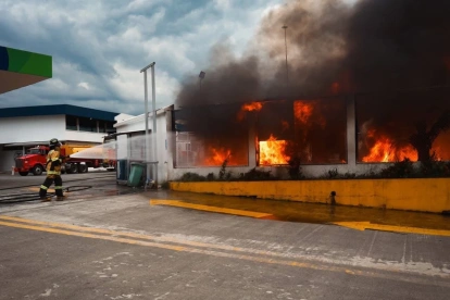 Personal del Cuerpo de Bomberos de La Maná controlaron el incendio registrado en la gasolinera.