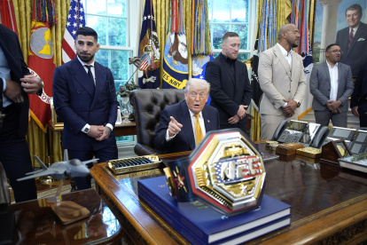 El presidente de Estados Unidos Donald Trump, junto a Ilia Topuria (i) y otros peleadores que competirán en la cartelera frente a la Casa Blanca.