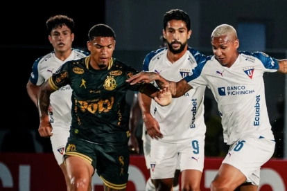 Deyverson (d.) disputa el balón con un jugador de Mirassol.