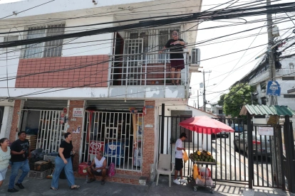 Denuncia. La saturación alcanza espacios como los balcones, donde a los cables ya se los toca