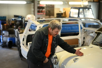 El especialista en coches clásicos y mecánico de Trabant, Glenn Kuschan, presenta dos Trabant históricos en su taller de Borkheide el 30 de septiembre de 2025.