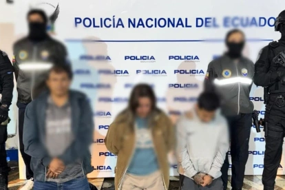 Tres hombres y una mujer fueron detenidos en distintos allanamientos en Quito.