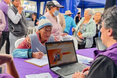 Una adulta mayor pregunta sobre el acceso a las ayudas sociales.