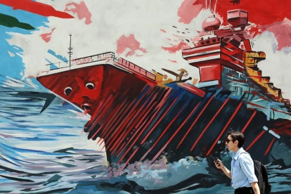 Un iraní camina junto a un mural anti-EE.UU. e Israel en una calle de Teherán.