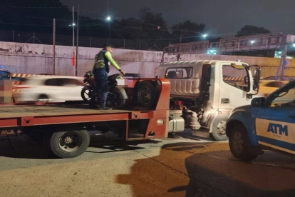 ATM sanciona a agente captado con la placa tapada en Guayaquil.