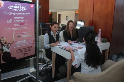 Una persona compra las entradas para la fiesta y comida que habrá en el Hilton Colón en Guayaquil, para celebrar el Día de la Madre.
